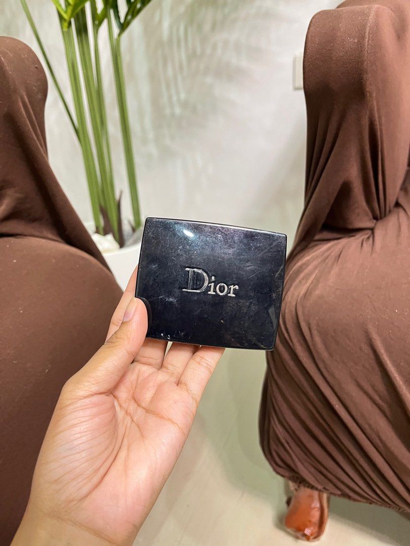 Dior Eye shadow pallet (Category: Makeup) located in Malolos. Submitted by sshoooo (Listing ID 1365038417, Image 1). Description: I actually don't know if when yung expiration date nya since i forgot na din kasi gift lang sakin. Rfs: Decluttering .