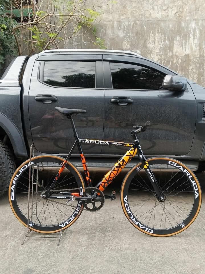 GARUDA HAVOC ALLOY FIXIE 700c (Category: Bicycles) located in Marikina City. Submitted by gemma_00 (Listing ID 1365005198, Image 2). Description: New Arrival🥰 NAPAKA ANGAS 🔥 ⭐️ GARUDA HAVOC ALLOY FIXIE 700c ‼️₱ 9,999 ONLY ✅ FREE ASSEMBLE Specs: Alloy frame smooth weld garuda steel fork Alloy stem 90mm Seattube 54 cm Top tube 48 cm Alloy 40mm rims w/ Garuda decals Single speed Hallowtech crankset alloy Tire compass gum wall 700x25c Dual sprocket
