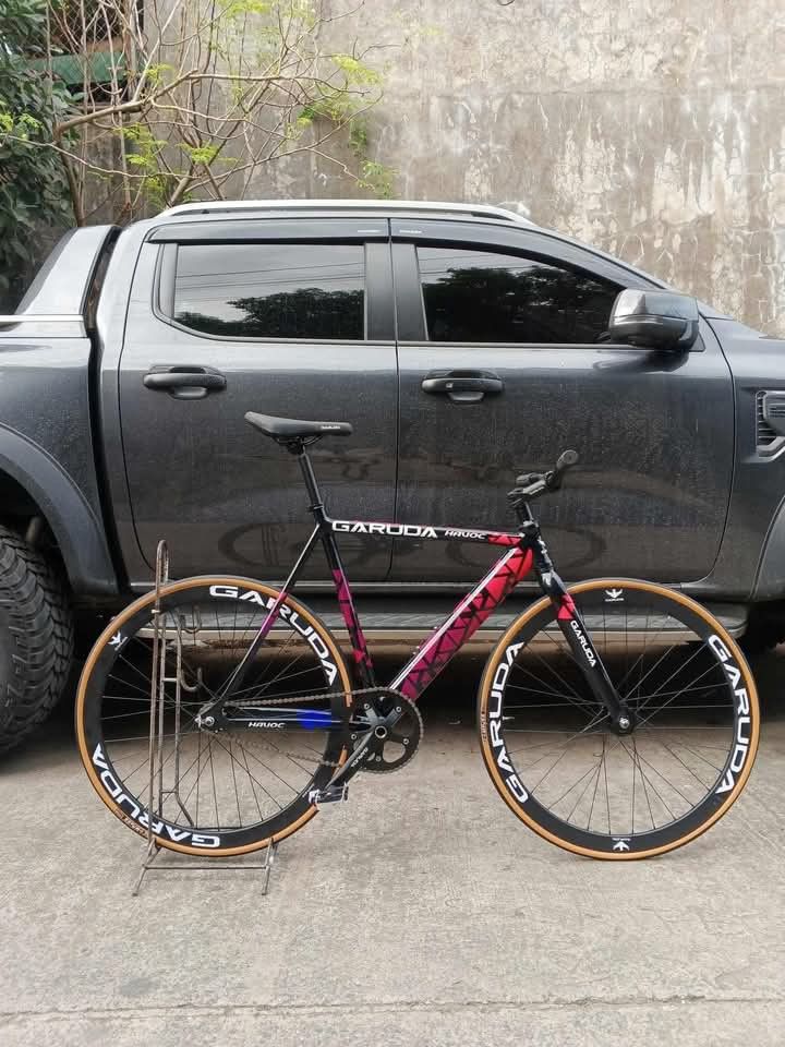 GARUDA HAVOC ALLOY FIXIE 700c (Category: Bicycles) located in Marikina City. Submitted by gemma_00 (Listing ID 1365005198, Image 3). Description: New Arrival🥰 NAPAKA ANGAS 🔥 ⭐️ GARUDA HAVOC ALLOY FIXIE 700c ‼️₱ 9,999 ONLY ✅ FREE ASSEMBLE Specs: Alloy frame smooth weld garuda steel fork Alloy stem 90mm Seattube 54 cm Top tube 48 cm Alloy 40mm rims w/ Garuda decals Single speed Hallowtech crankset alloy Tire compass gum wall 700x25c Dual sprocket