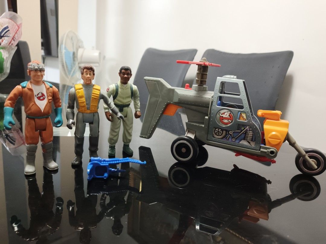 Ghostbuster set vintage (Category: Vintage Collectibles) located in Manila. Submitted by markchuaalone2022 (Listing ID 1364971026, Image 1). Description: take all set of vintage ghostbusters.