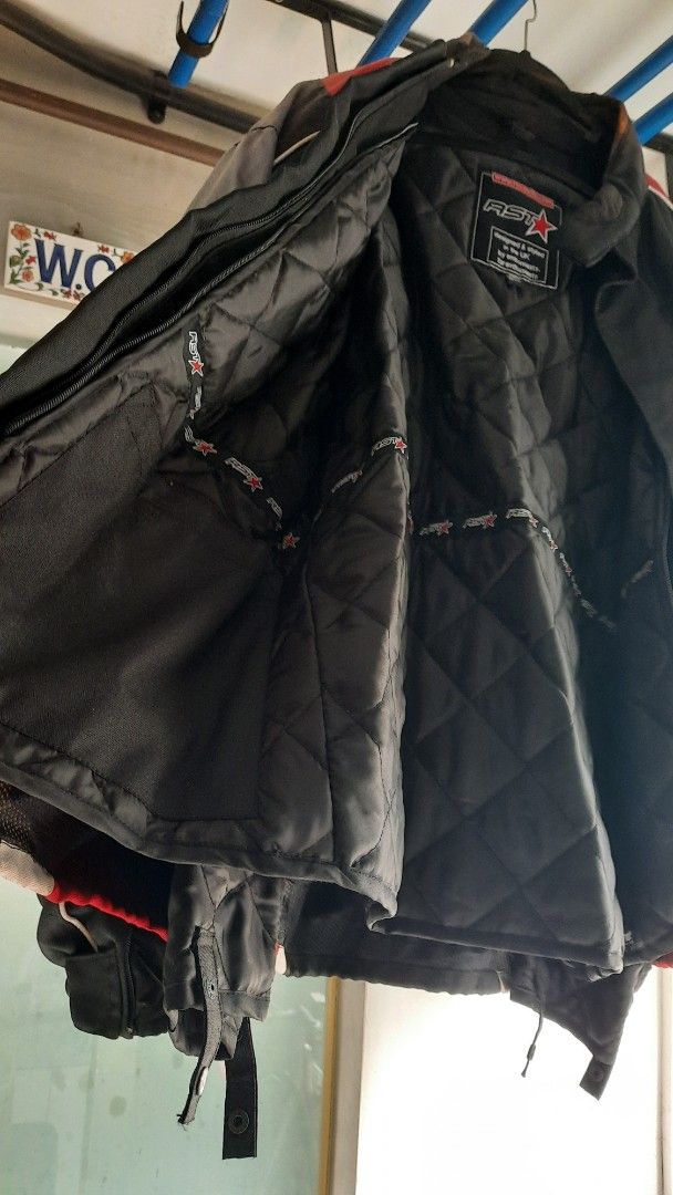 Jacket (Category: Motorcycle Apparel) located in Singapore. Submitted by mofabimora (Listing ID 1364967717, Image 3). Description: Rarely use,hung in my wardrobe mostly Paded with inner liner size - 'S' Fade on right shoulder due to sunlight Still in good cond Slight nego ok.