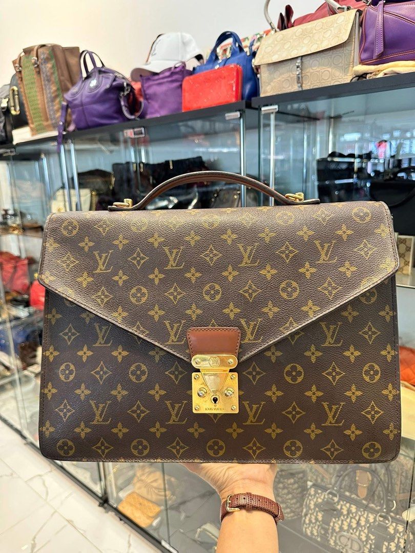 😱Legit💯Money back Guarantee (Category: Luxury Bags & Wallets) located in General Santos City (Dadiangas). Submitted by braverabbit.67 (Listing ID 1364990134, Image 1). Description: 💯 MONEY BACK GUARANTEE 💯💯👌🏻 in VeryGood Condition LV Document bag/Large size 📌kasya 15inches Laptop 💻 𝗦𝘂𝗿𝗲 𝗯𝘂𝘆𝗲𝗿 𝗺𝗮𝘆 𝗿𝗲𝗾𝘂𝗲𝗦𝘁 𝗺𝗼𝗿𝗲 𝗱𝗲𝘁𝗮𝗶𝗹𝗲𝗱 𝗽𝗶𝗰𝗦📸📸.