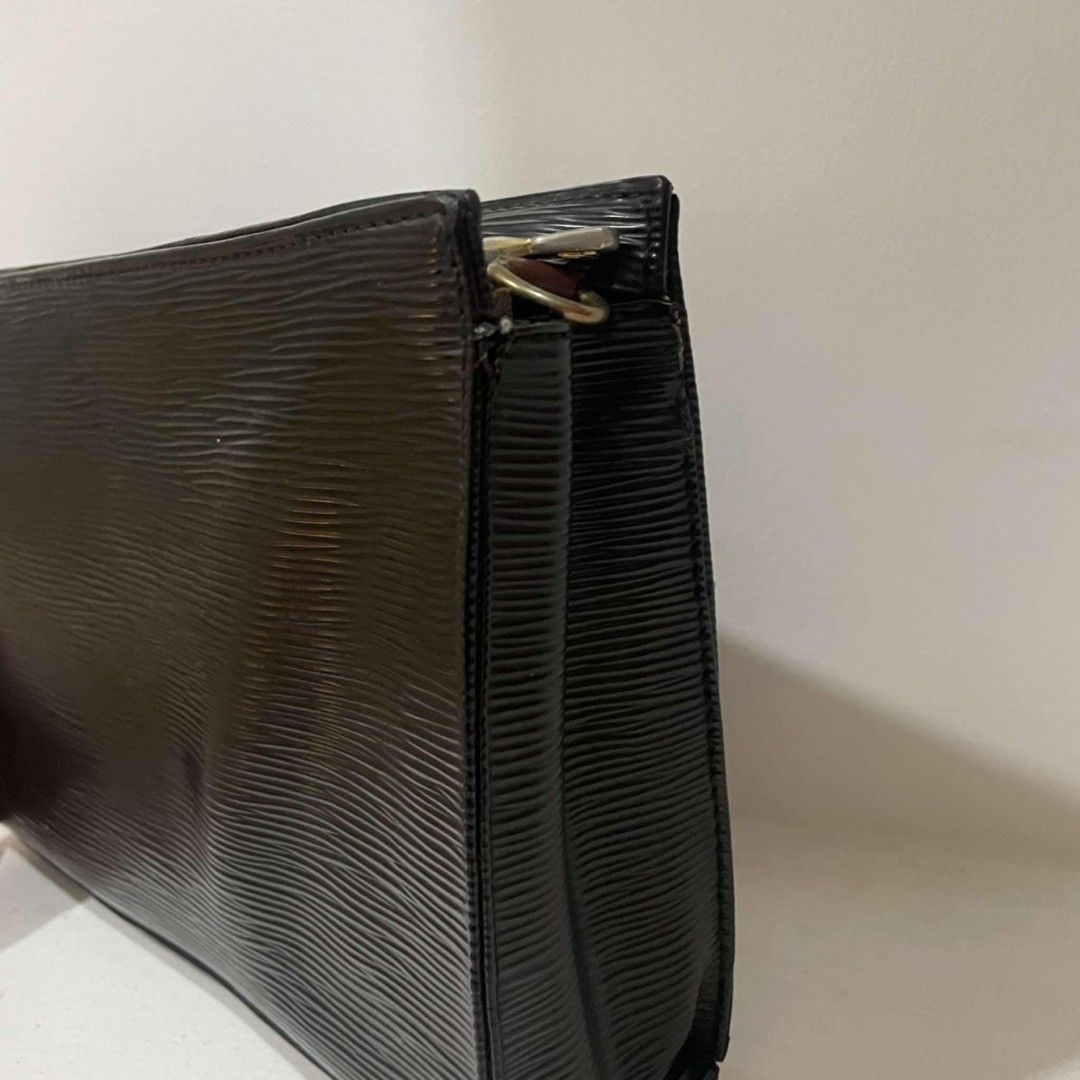LV Epi black pochette (louis vuitton) (Category: Luxury Bags & Wallets) located in San Pedro. Submitted by cjnxx11 (Listing ID 1364954441, Image 3). Description: price is negotiable!.