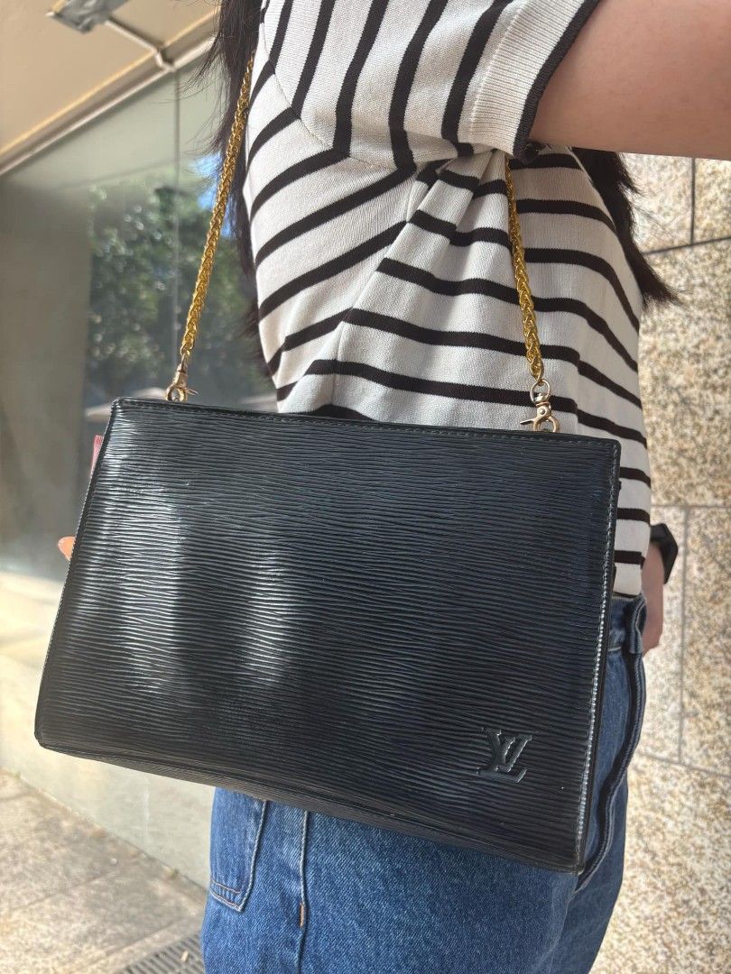 LV Epi black pochette (louis vuitton) (Category: Luxury Bags & Wallets) located in San Pedro. Submitted by cjnxx11 (Listing ID 1364954441, Image 1). Description: price is negotiable!.