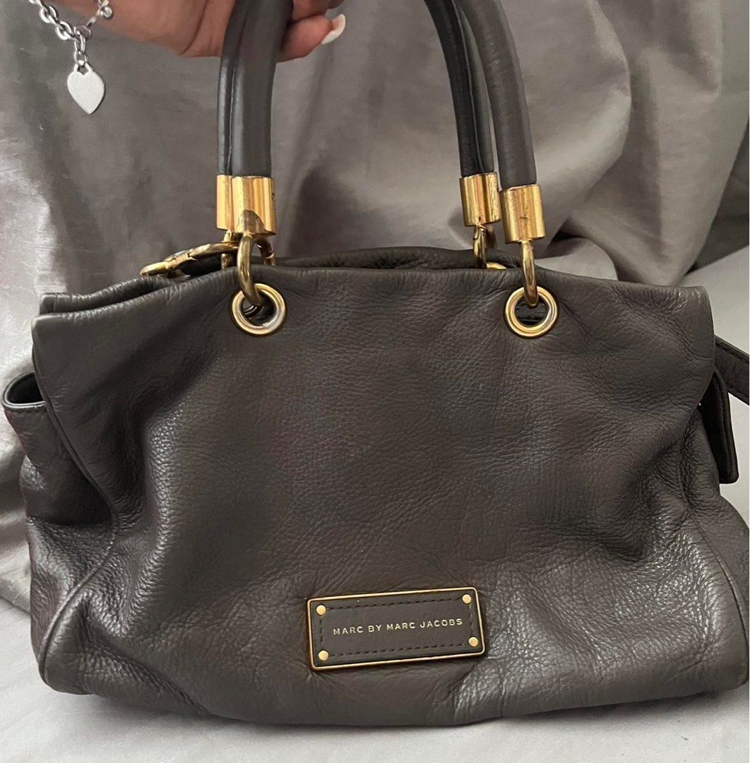 Original Marc Jacobs Leather Handbag (Category: Luxury Bags & Wallets) located in Quezon City. Submitted by goodiesbyg (Listing ID 1363971695, Image 1). Description: - Lightly used, Marc Jacobs bag - Genuine leather with minor flaws at the metal of the handle - Authentic - negotiable:) .