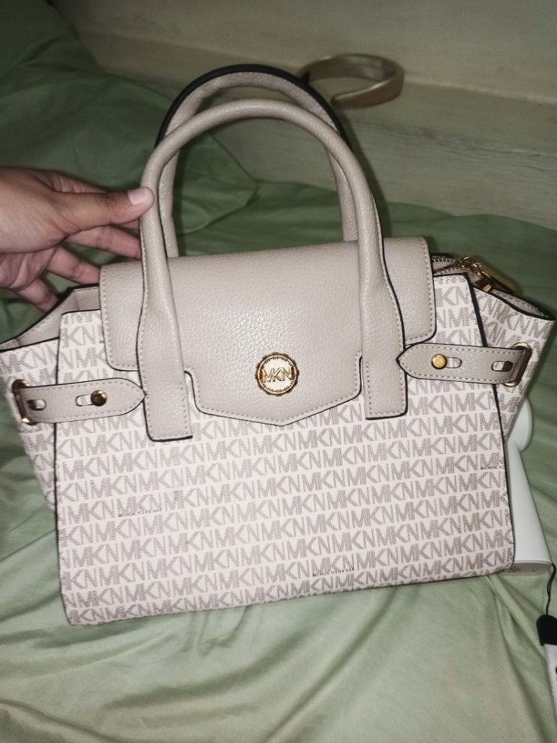 Brandeg Bag / handbag / shoulder bag (Category: Luxury Bags & Wallets) located in Maragondon. Submitted by wynne.picks (Listing ID 1365046683, Image 1). Description: Handbag shoulder bag BRAND NEW NEVER BEEN USED. SUPER NICE CONDITION.