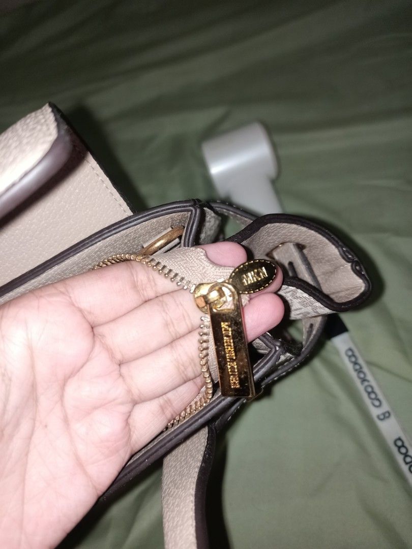 Brandeg Bag / handbag / shoulder bag (Category: Luxury Bags & Wallets) located in Maragondon. Submitted by wynne.picks (Listing ID 1365046683, Image 3). Description: Handbag shoulder bag BRAND NEW NEVER BEEN USED. SUPER NICE CONDITION.