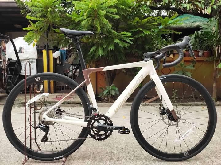 Mountainpeak Expert T3000 2024 Model RB (Category: Bicycles) located in Marikina City. Submitted by gemma_00 (Listing ID 1365004894, Image 1). Description: ONHAND‼️ INTEGRATED Mountainpeak Roadbike‼️😱😍 👉Mountainpeak Expert T3000 2024 Model 💥 🚲2x9 Shimano Sora Discbrake 💥SALE PRICE▪️30,000 👌 ✅Free Assemble ✅Free Wheels reflector front & rear ✅Free Weapon Helmet ✅Free Rechargeable Taillight ✅Free Bottlecage Available size & color 🚲White bro