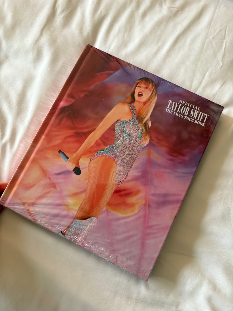 The Official Taylor Swift I The Eras Tour Book main image 0