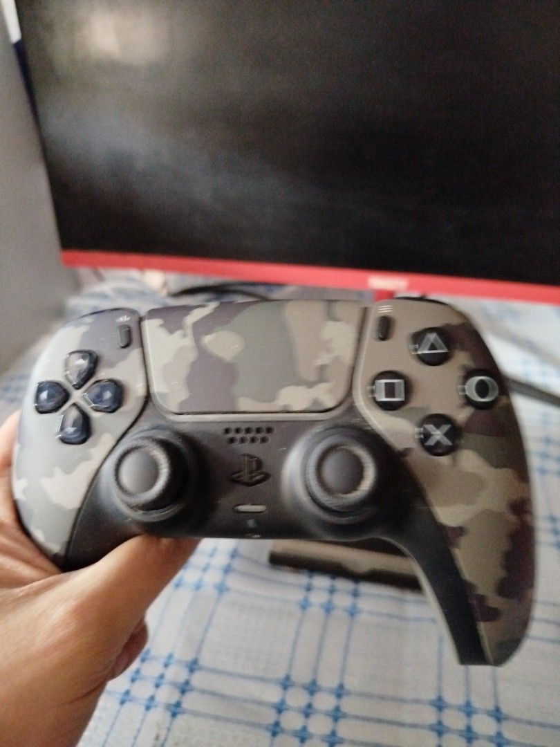 Ps5 Disc version (Category: PlayStation) located in Singapore. Submitted by hellothere45 (Listing ID 1365007754, Image 2). Description: Comes with 1 camo controller HDMI cable power cable No controller cable Lightly used Ps5 disc version with no issues,bought from another carouseller online. NON NEGOTIABLE.