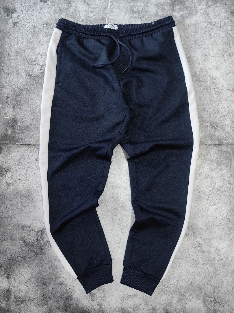 Pull & bear jogger pants (Category: Joggers) located in Quezon City. Submitted by 110collectionsph (Listing ID 1365039139, Image 3). Description: PRELOVED | PULL & BEAR JOGGER | NAVY | SIZE MEDIUM ON TAG | P598 | PRISTINE CONDITION NO ISSUE | 9.5/10 COLOR RATE AND CONDITION.