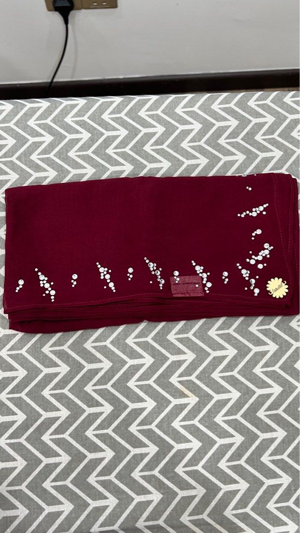 Radiusite myla bawal maroon (Category: Hijabs) located in Shah Alam. Submitted by nadiarudeen (Listing ID 1364987736, Image 1). Description: Nak jual sbb nk clearkan wardrobe.