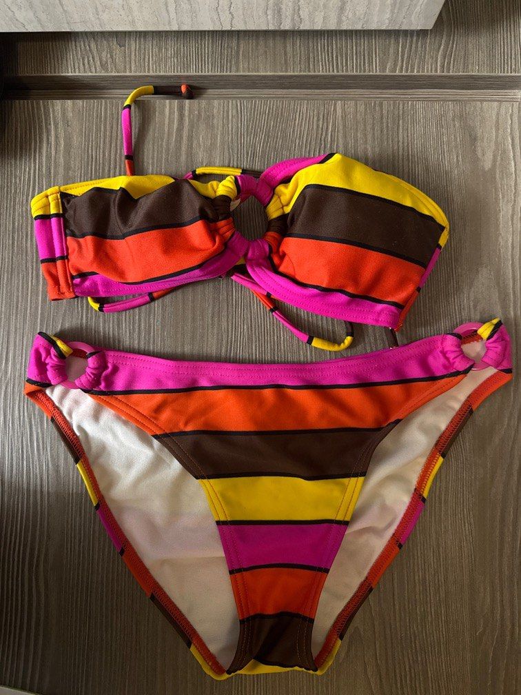 ROXY Bikini （分類：泳衣）位於 Hong Kong。 由 sonnyangelbb 提交（商品編號 1365040790，圖片 1）。簡介： 。