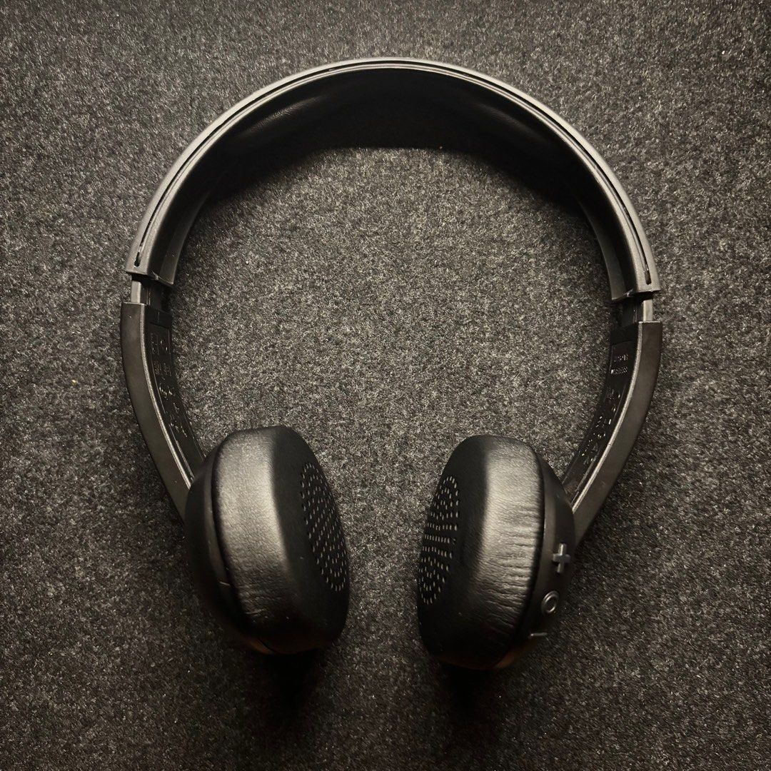 Skullcandy Uproar Wireless Headphones (Category: Headphones & Headsets) located in Singapore. Submitted by mataranas6000 (Listing ID 1364986228, Image 2). Description: Sleek, light and durable design, perfect for any use.