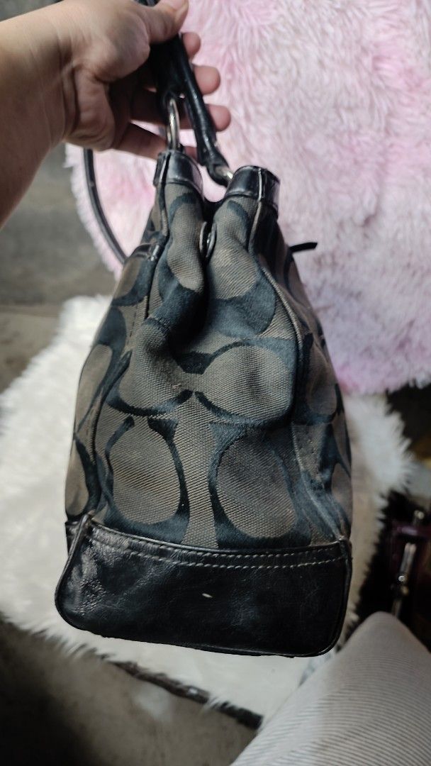 ukay bag (Category: Luxury Bags & Wallets) located in Panabo. Submitted by trexiejane20635 (Listing ID 1365081956, Image 3). Description: shoulder/tote bag canvass leather material w/sign of usage medium to large size.