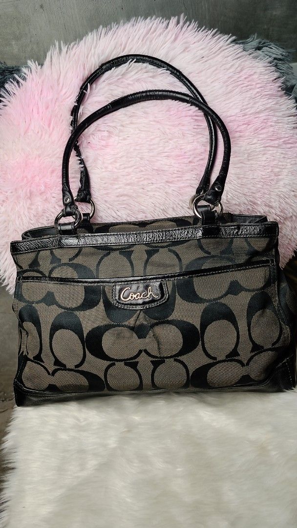 ukay bag (Category: Luxury Bags & Wallets) located in Panabo. Submitted by trexiejane20635 (Listing ID 1365081956, Image 1). Description: shoulder/tote bag canvass leather material w/sign of usage medium to large size.
