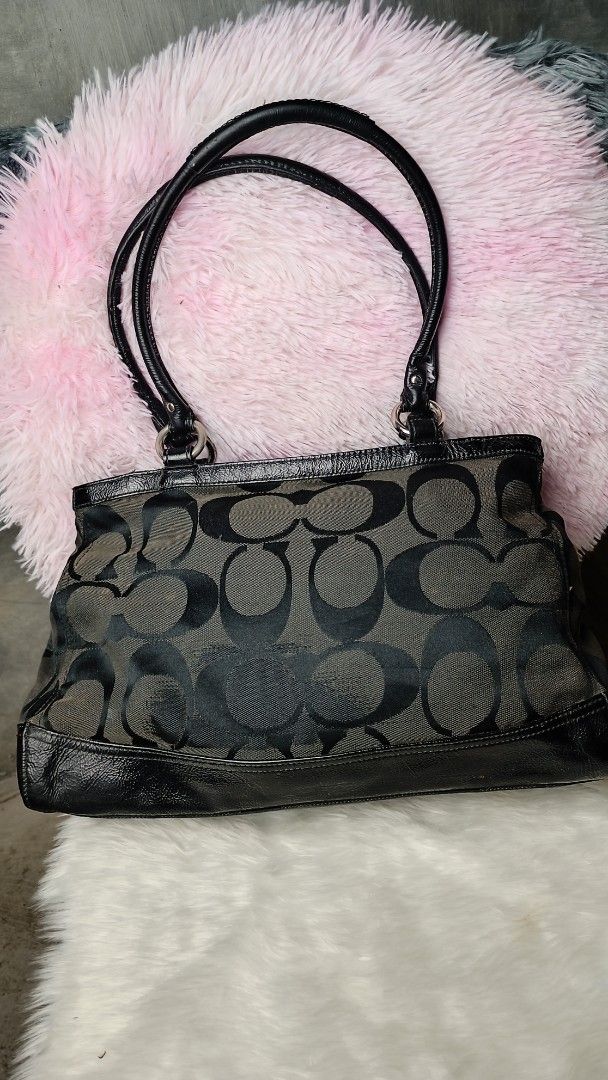 ukay bag (Category: Luxury Bags & Wallets) located in Panabo. Submitted by trexiejane20635 (Listing ID 1365081956, Image 2). Description: shoulder/tote bag canvass leather material w/sign of usage medium to large size.