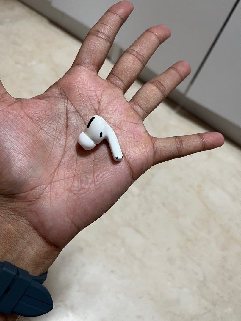 Apple AirPods Pro (Category: Earphones) located in Singapore. Submitted by jojin_jose_mangalam (Listing ID 1365174001, Image 2). Description: Original Apple AirPods Pro Right piece only. Well used. Working condition. .