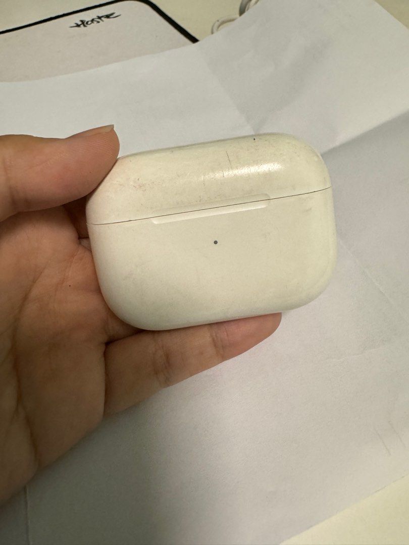 Apple Airpods Pro (Category: Headphones & Headsets) located in Singapore. Submitted by yii_yy (Listing ID 1365279311, Image 3). Description: Every thing is good but the battery have little problems like maybe 2-3 days charges once. Dirty for normal use but no problems.