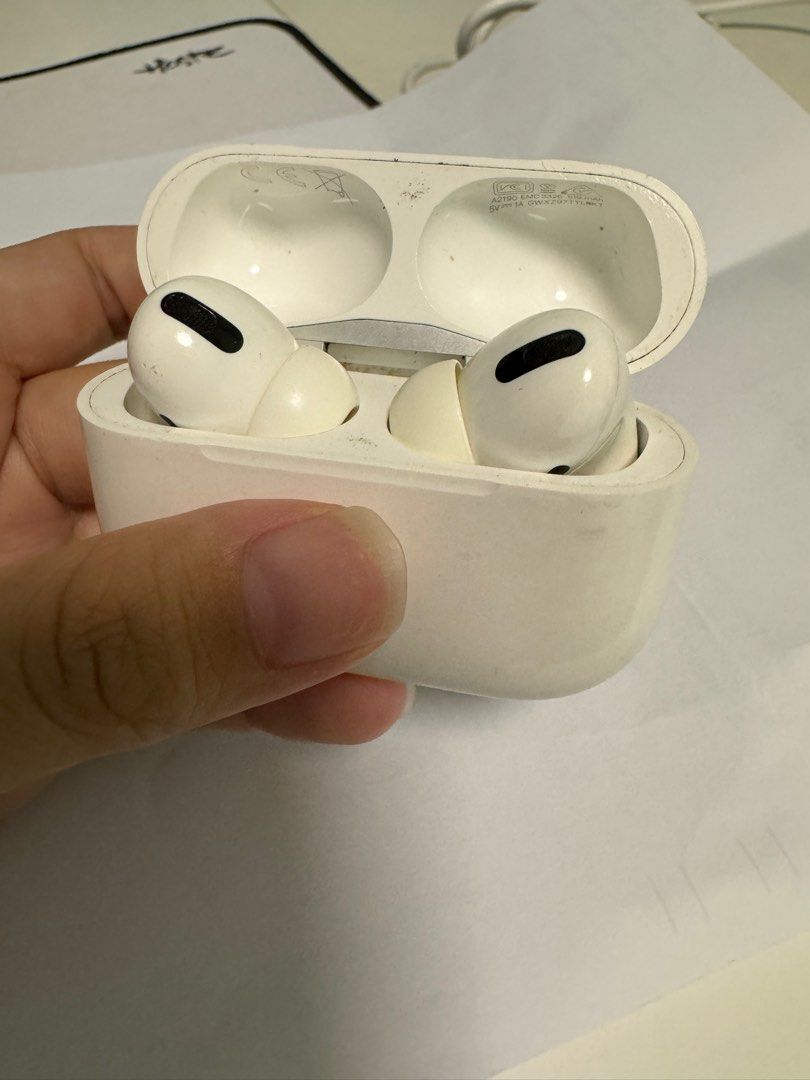Apple Airpods Pro (Category: Headphones & Headsets) located in Singapore. Submitted by yii_yy (Listing ID 1365279311, Image 1). Description: Every thing is good but the battery have little problems like maybe 2-3 days charges once. Dirty for normal use but no problems.