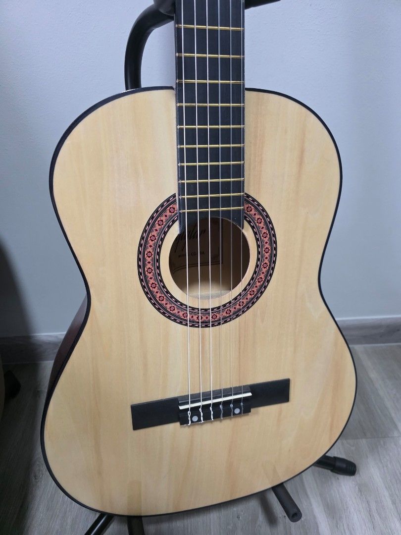 Basic classical guitar (Category: Musical Instruments) located in Singapore. Submitted by yankietango (Listing ID 1365140632, Image 2). Description: Rarely used. Bought to learn but has no time for it..