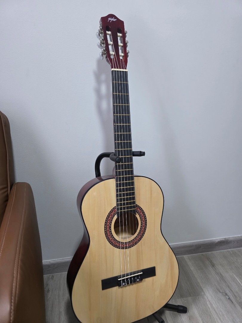 Basic classical guitar (Category: Musical Instruments) located in Singapore. Submitted by yankietango (Listing ID 1365140632, Image 1). Description: Rarely used. Bought to learn but has no time for it..