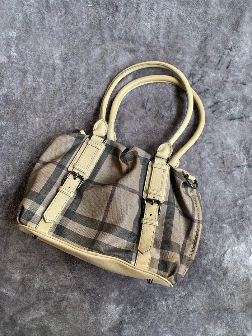 Burberry 2 Way Bag (Category: Luxury Bags & Wallets) located in General Trias. Submitted by zrchustle.604 (Listing ID 1365168524, Image 2). Description: No major issue Nissing sling Original Burberry.