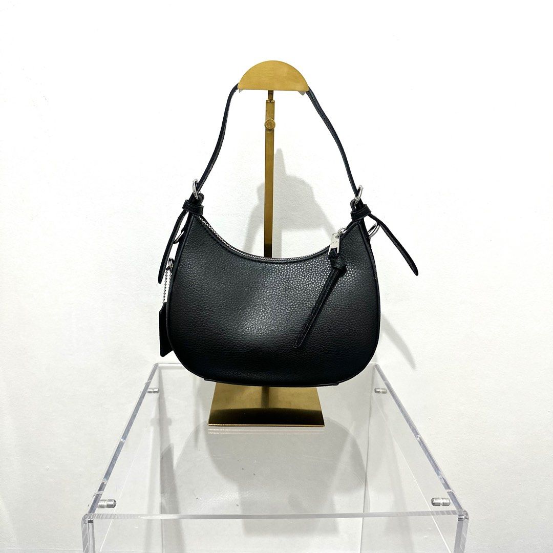 Coach Kleo Hobo (Category: Luxury Bags & Wallets) located in Makati City. Submitted by lux.mariah (Listing ID 1365254304, Image 3). Description: Guaranteed authentic 100% / Money back guarantee Coach Hobo Kleo ( Shoulder Bag / Crossbody Bag ) Brand new condition Message for Inquries.