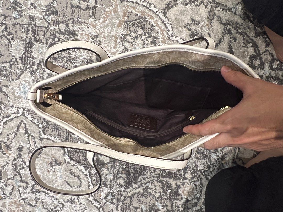 Couch (Category: Bags & Wallets) located in Kuala Lumpur. Submitted by msmyz2003 (Listing ID 1365155319, Image 3). Description: FIRST COME FIRST SERVE 🔥 Feel free to dm .
