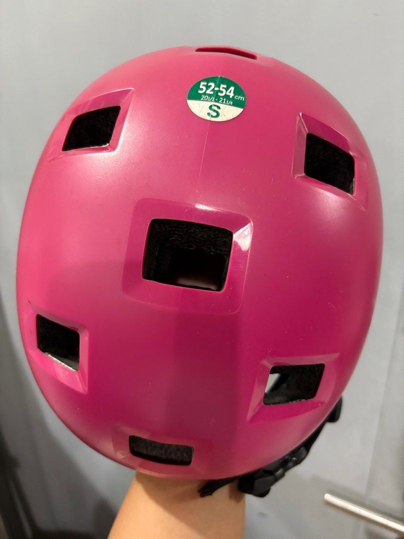 Decathlon Oxelo Kid’s helmet (Category: Other Sports Equipment and Supplies) located in Marikina City. Submitted by igmtsisters (Listing ID 1365257926, Image 1). Description: used with care- needs cleaning good for 3-6yo- pls refer to the size #hardhat#sturdy.