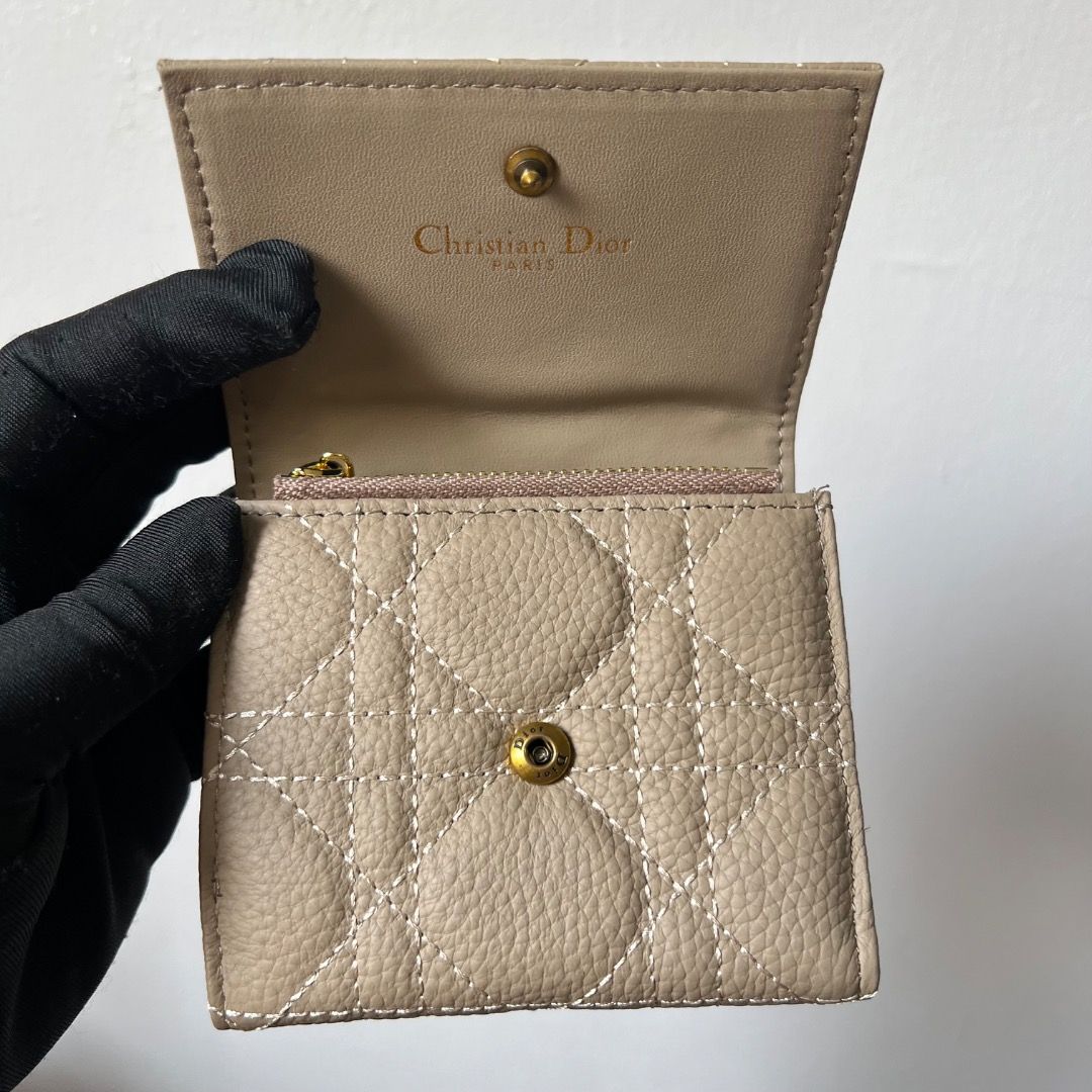Dior Caro Hibiscus Trifold Wallet (Category: Luxury Bags & Wallets) located in Antipolo. Submitted by mjlenihcpreloved (Listing ID 1328307253, Image 3). Description: .