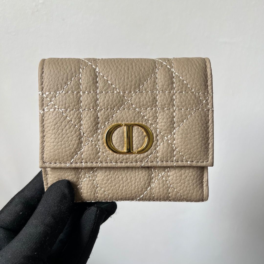 Dior Caro Hibiscus Trifold Wallet (Category: Luxury Bags & Wallets) located in Antipolo. Submitted by mjlenihcpreloved (Listing ID 1328307253, Image 1). Description: .