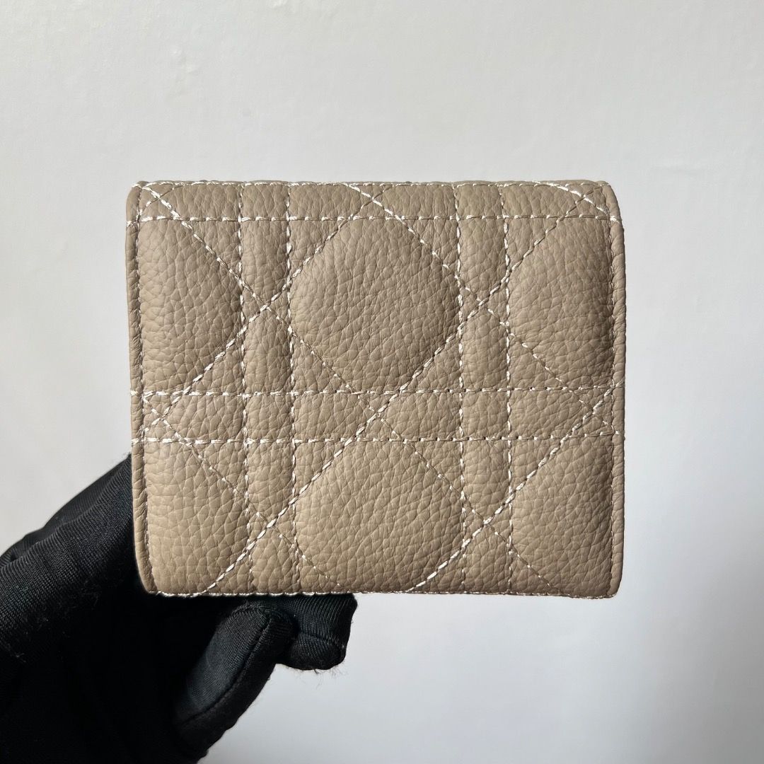 Dior Caro Hibiscus Trifold Wallet (Category: Luxury Bags & Wallets) located in Antipolo. Submitted by mjlenihcpreloved (Listing ID 1328307253, Image 2). Description: .