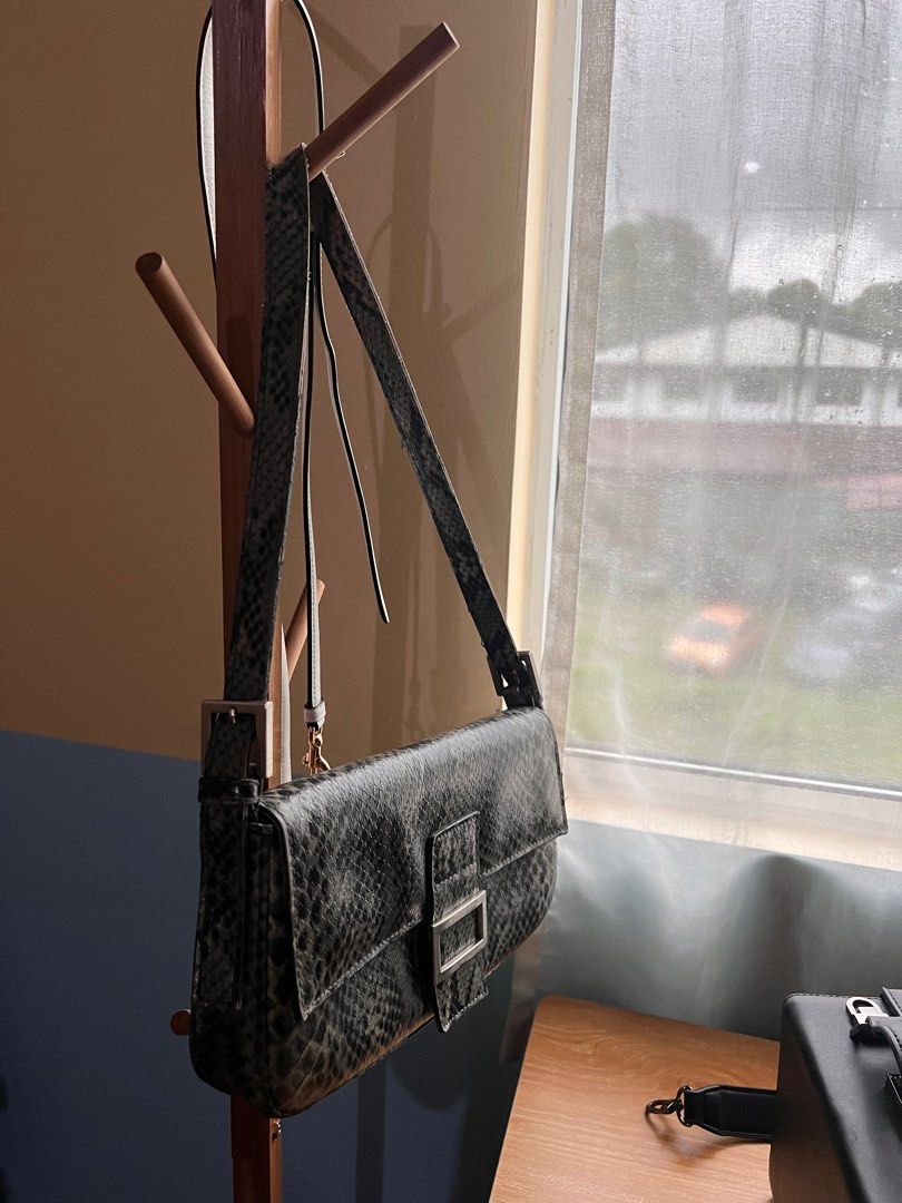 Fendi dupe baguette bag (Category: Luxury Bags & Wallets) located in Manila. Submitted by mnqfinds (Listing ID 1365133185, Image 2). Description: From NY&CO. Design resembles famous Fendi baguette bags. Preloved..