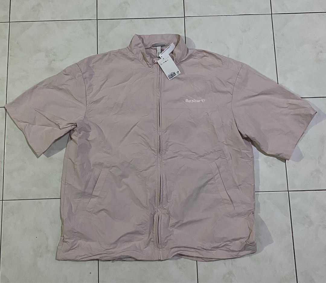 H&m loose fit nylon jacket (Category: Coats, Jackets and Outerwear) located in San Fernando. Submitted by random.goods.ph (Listing ID 1365187693, Image 1). Description: H&m loose fit nylon jacket brandnew with tags With back design Bought it for almost 2k Rfs: Change of plans Selling it for only 900php Medium 26x28.