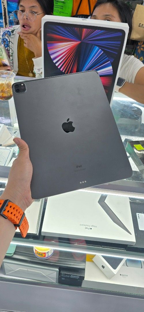 Ipad Pro M1 12.9 128gb 5TH Generation Wifi Only (Category: iPad) located in Quezon City. Submitted by samanthaga21954 (Listing ID 1365225973, Image 2). Description: Ipad Pro M1 12.9 128gb 5TH Generation Wifi Only Good as New Complete.