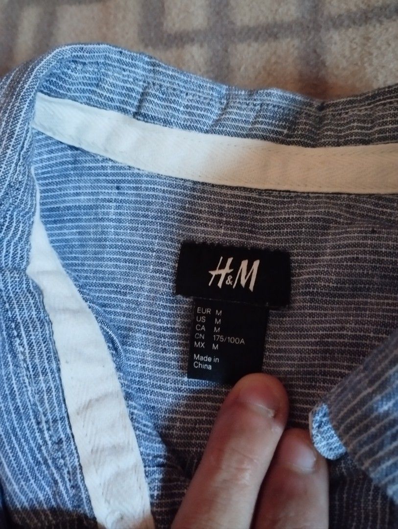 H&M long sleeved shirt (Category: Tshirts & Polo Shirts ) located in Cebu City. Submitted by limeracing (Listing ID 1365156635, Image 2). Description: For sale: H&M long sleeved quarter formal buttoned shirt Dimensions W21.5 L27 Sleeve length (from shoulder to wrist) 24 📍 Cebu MOP: GCash or BPI online transfer RFS: decluttering.