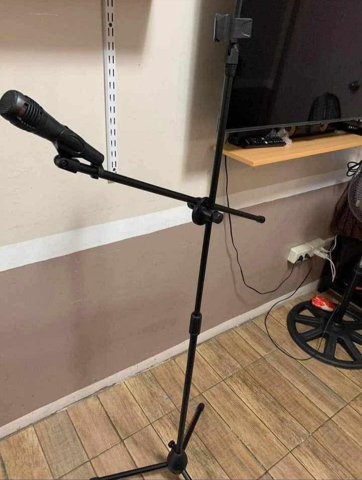 Mic stand (Category: Microphones) located in Manila. Submitted by erick80762 (Listing ID 1365174923, Image 1). Description: .