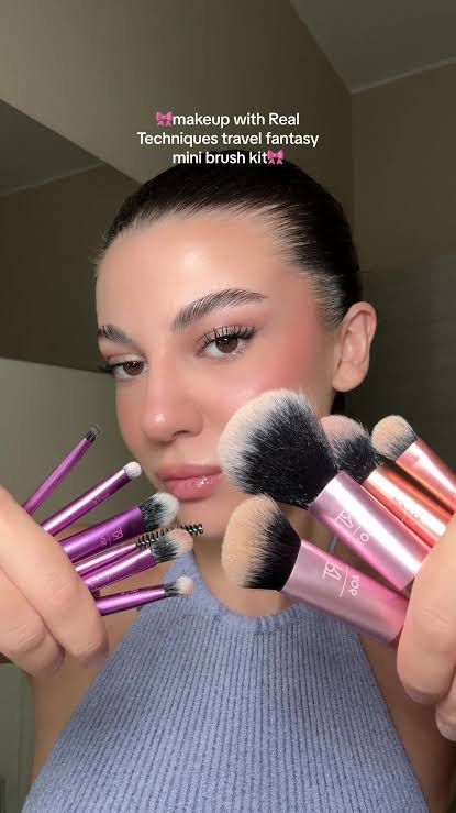 (Last price) Real Techniques RT Mini Brush with Pouch SET (Category: Makeup) located in Manila. Submitted by jean_closet (Listing ID 1365198968, Image 1). Description: Brandnew and sealed box Authentic, bought in Watsons With pouch Rfs extra, too many makeup brushes.