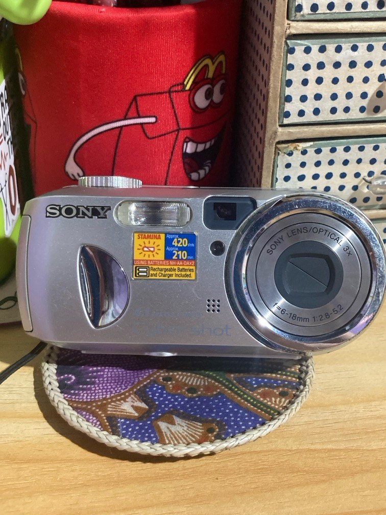 📷 Sony Cyber-shot DSC-P73 Argenté – Appareil Photo Numérique Avec Chargeur + 2 Cartes SD (occasion)
