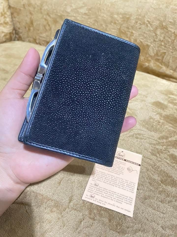 Stingray (Category: Luxury Bags & Wallets) located in Dumaguete. Submitted by camillaolshoppe2 (Listing ID 1365153747, Image 3). Description: Authentic Stingray With card pa Personal preloved ko Rarely used lang In excellent condition Issue : nag open ang coin compartment pag binuklat Yung cash compartment nya.