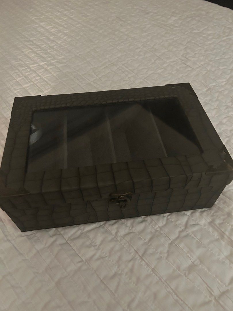 Sunglasses Storage Box (Category: Storage Boxes & Baskets) located in Taguig. Submitted by nesafisha (Listing ID 1365244728, Image 1). Description: Good for 5 sunglasses Dark grey textured with felt lining .