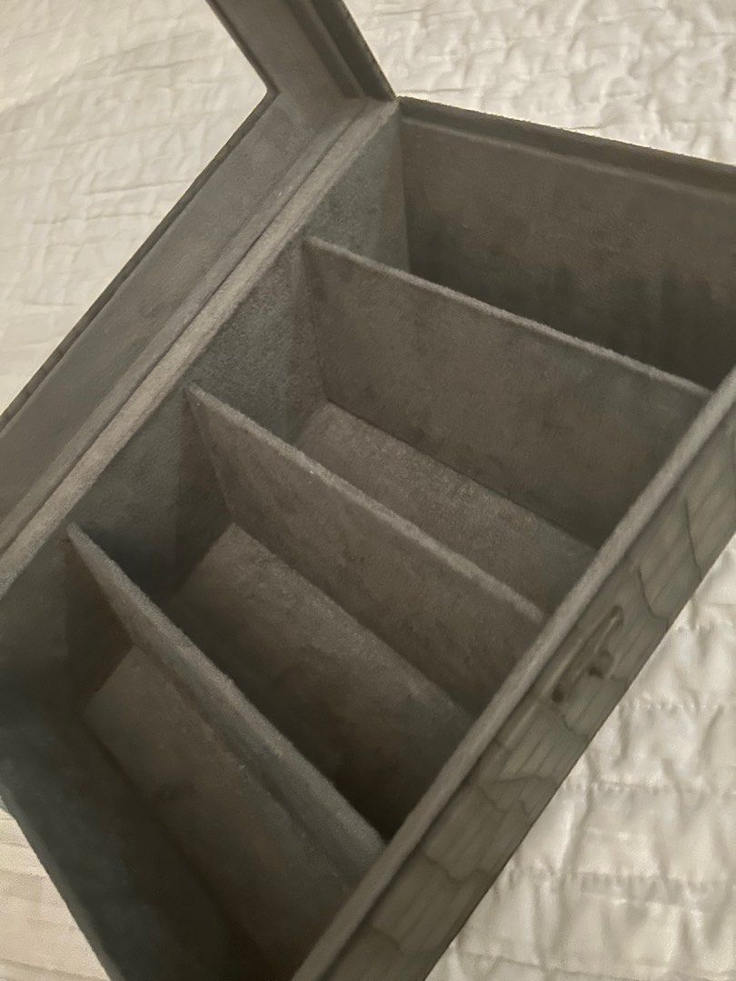 Sunglasses Storage Box (Category: Storage Boxes & Baskets) located in Taguig. Submitted by nesafisha (Listing ID 1365244728, Image 3). Description: Good for 5 sunglasses Dark grey textured with felt lining .