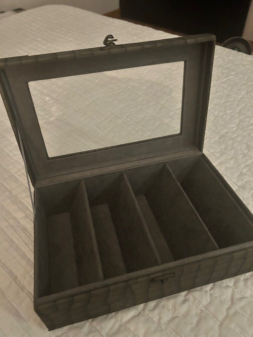 Sunglasses Storage Box (Category: Storage Boxes & Baskets) located in Taguig. Submitted by nesafisha (Listing ID 1365244728, Image 2). Description: Good for 5 sunglasses Dark grey textured with felt lining .