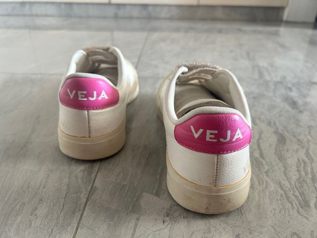 VEJA Recife Chromefree (Category: Sneakers) located in Lipa City. Submitted by bituinpreloved (Listing ID 1365170167, Image 3). Description: VEJA Recife Chromefree White / Ultraviolet - Well used, needs washing - No box - Size EUR36, US5, UK3, CM22, BR34.