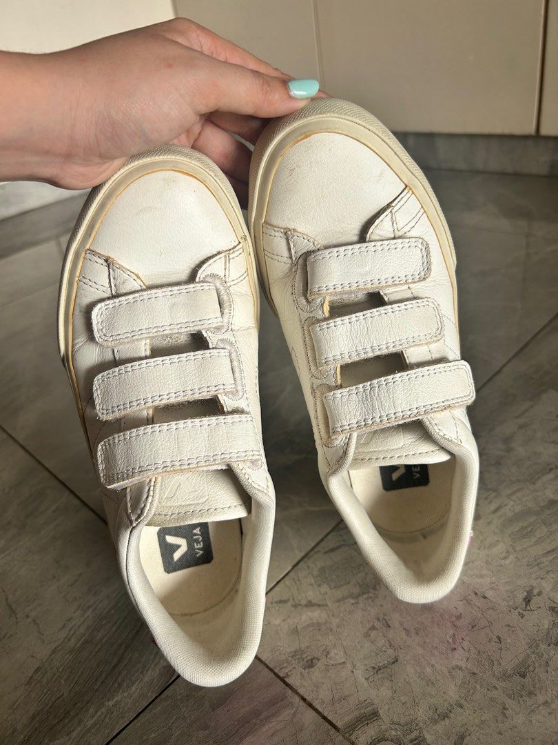 VEJA Recife Chromefree (Category: Sneakers) located in Lipa City. Submitted by bituinpreloved (Listing ID 1365170167, Image 2). Description: VEJA Recife Chromefree White / Ultraviolet - Well used, needs washing - No box - Size EUR36, US5, UK3, CM22, BR34.