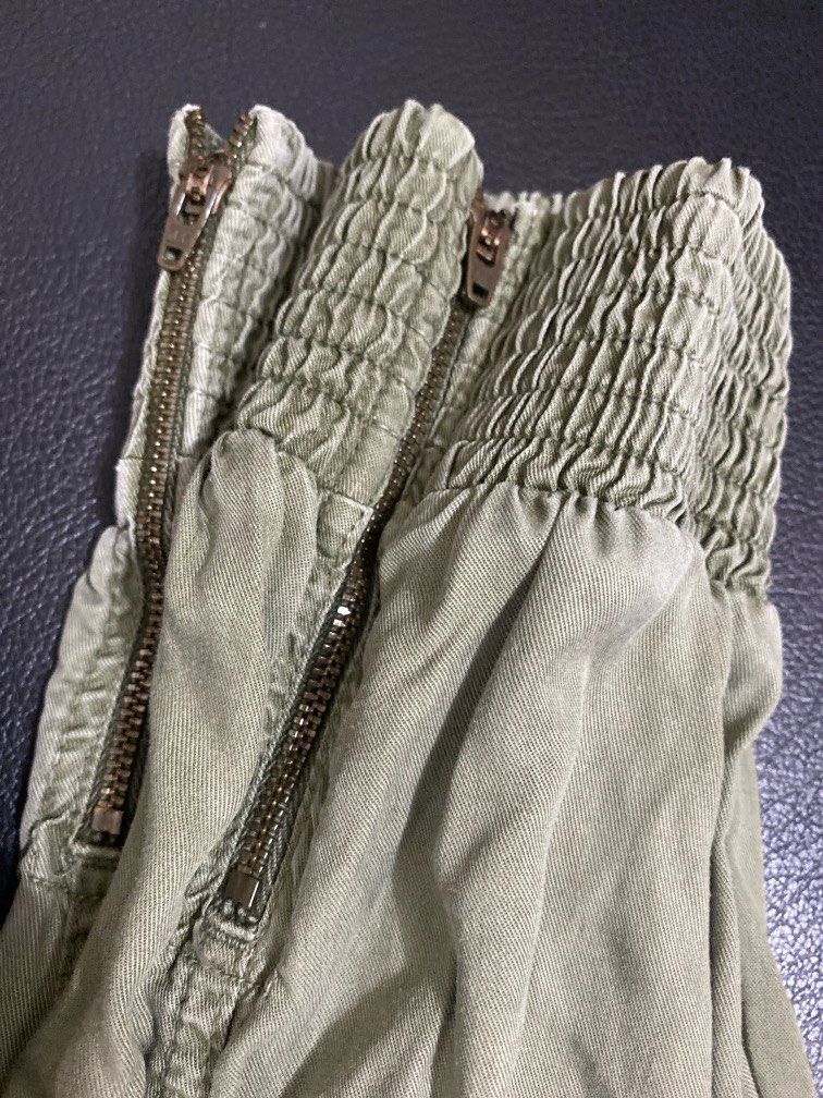 Zara Cargo Pants (Category: Other Bottoms) located in Taguig. Submitted by declutterwithriz (Listing ID 1365214232, Image 3). Description: Still in good condition. Barely used. Fits 25-27..