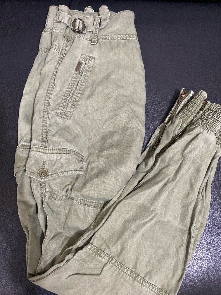 Zara Cargo Pants (Category: Other Bottoms) located in Taguig. Submitted by declutterwithriz (Listing ID 1365214232, Image 1). Description: Still in good condition. Barely used. Fits 25-27..