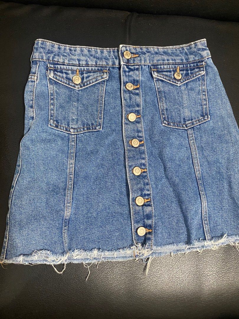 Zara Denim Skirt (Category: Skirts) located in Taguig. Submitted by declutterwithriz (Listing ID 1365208992, Image 1). Description: Price is fixed. Fits 26-28.