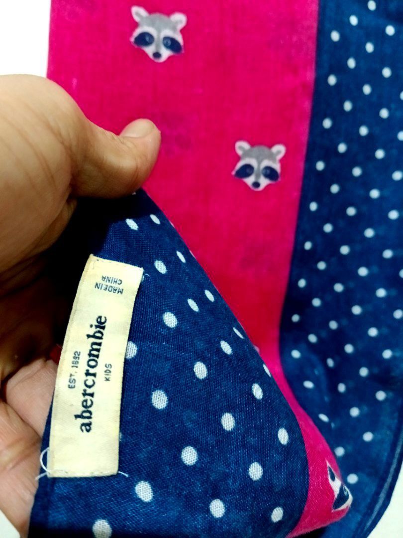 ABERCROMBIE WIDE SQUARE SCARF (Category: Scarves) located in Mandaluyong City. Submitted by uniqueitems77 (Listing ID 1365471341, Image 2). Description: pm if interested.